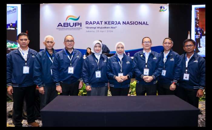 ABUPI总主席Liana Trisnawati（左五）与欧阳连财等理事合影。