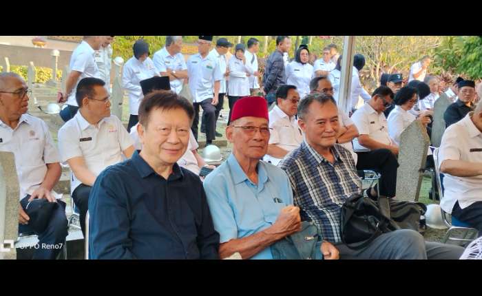 印尼赛艇协会（PB PODSI）资深管理层成员——Prof.Dr.Nurdin Purnomo、Hari Sidharta先生及Budiman Setiawan先生（均担任PB PODSI副总主席）——前往已故海军上将（退役）Achmad Sutjipto家中吊唁，并于2026年6月18日下午出席在Kalibata英雄公墓举行的安葬仪式。