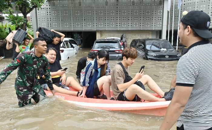 周三(9月10日)，工作人员疏散被洪水困在巴厘岛Badung Kuta地区的外国游客。