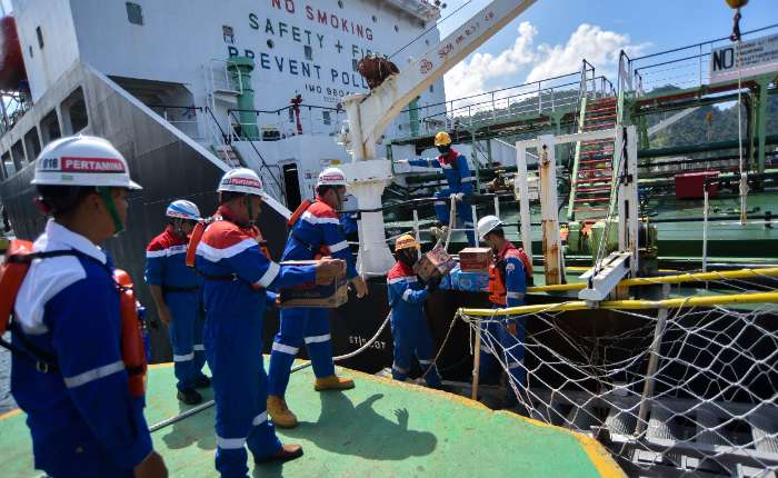 在西苏门答腊省巴东市Teluk Kabung综合码头，工作人员正将救灾物资搬运至MT Kasim号油轮。
