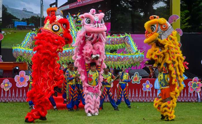 周日(2月22日)，雅加达Lapangan Banteng广场，多个舞狮队表演。