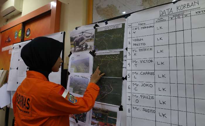 坤甸搜救人员审查一架注册号为PK-CFX的空客H130直升机坠毁的数据。