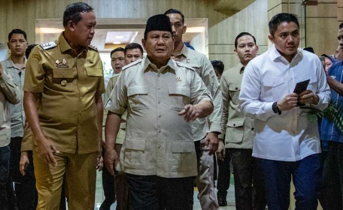 2026年4月28日，印尼总统普拉博沃（中）在内阁秘书泰迪（右二）的陪同下，与勿加西市长特里·阿迪安托·查约诺（左四）交谈，并一同抵达西爪哇省勿加西地区公立医院。普拉博沃探望了列车追尾事故的伤员。