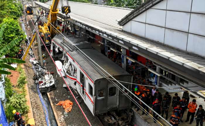 2026年4月28日，在西爪哇省勿加西的东勿加西车站，一列通勤列车与运行甘比尔—泗水帕萨图里路段的阿尔戈·布罗莫·昂格雷克列车相撞后，工作人员使用重型设备对通勤列车车厢进行疏散。据印尼铁路公司数据显示，事故共造成14人死亡、84人受伤，伤者正在多家医院接受治疗。