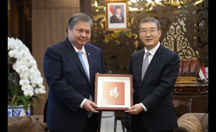福建省副省长赵增连赠送礼物给印尼经济统筹部部长艾尔朗加