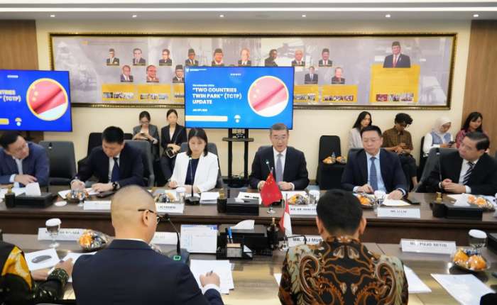 出席双边会谈中方代表：左起。福建省商务厅亚洲处处长马国武，福建省人民政府副秘书长李钊，福建省人民政府副省长赵增连，福建省人民政府外事办公室主任黎林,福建省商务厅副厅长杭东