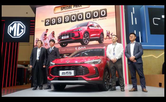 MG Motor Indonesia首席执行官Jason Huang（左二）、国际环球集团总裁许锦祥（Sumadi Kusuma）（左）出席MG ZS Hybrid+发布仪式。