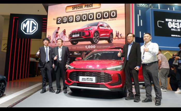 MG Motor Indonesia首席执行官Jason Huang（左）、国际环球集团总裁许锦祥（左二）、Andalan Motor总裁Erwin Setiawan（右二）出席MG ZS Hybrid+发布仪式。
