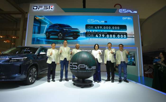 DFSK总经理Amy Gong（右三）与Sokonindo Automobile的经理部门陪同下于7月29日（周三）在丹格朗BSD City的印尼会展中心举行的2026年印尼国际汽车展上宣布了DFSK E5 Plus的官方价格。