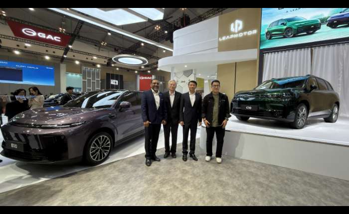 Leapmotor International 首席执行官Tianshu Xin（右二）、PT Indomobil National Distributor 首席执行官 Tan Kim Piauw（左二）和 Leapmotor Indonesia 品牌经理 Samuel Wowor（右）于7月29日（周三）在丹格朗BSD City的印尼会展中心举行的2026年GIIAS展会上出席了 Leapmotor B10 和 Leapmotor C10 的推出活动。（商报/MUHAMMAD MAAN摄）