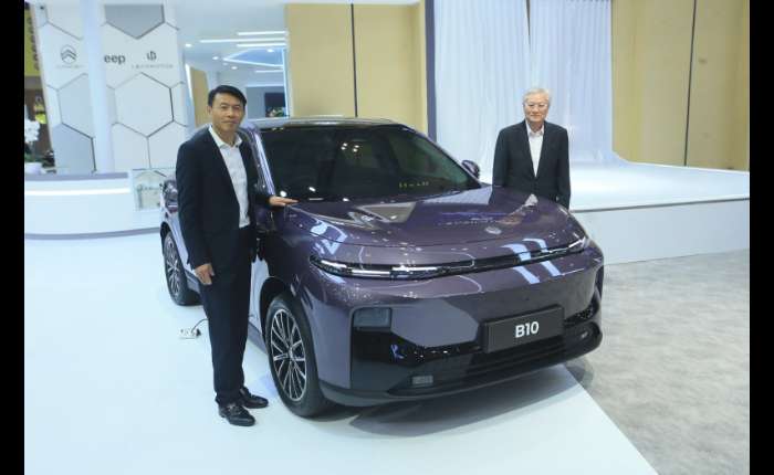 Leapmotor International 首席执行官Tianshu Xin（左）和 PT Indomobil National Distributor 首席执行官 Tan Kim Piauw于7月29日（周三）在丹格朗BSD City的印尼会展中心举行的2026年GIIAS展会上推出了 Leapmotor B10。