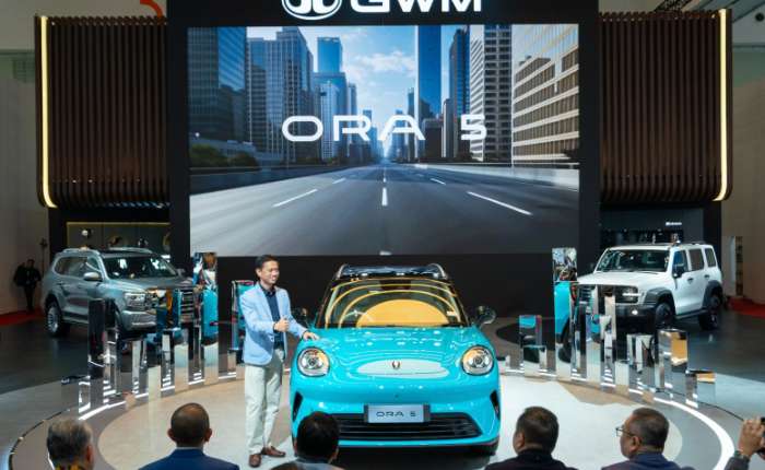 Inchcape GWM Indonesia 首席执行官阿古斯在2026年GIIAS车站上推出了 ORA 5型车。