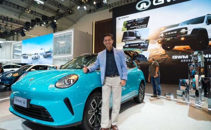 Inchcape GWM Indonesia 首席执行官阿古斯在2026年GIIAS车站上推出了 ORA 5型车。