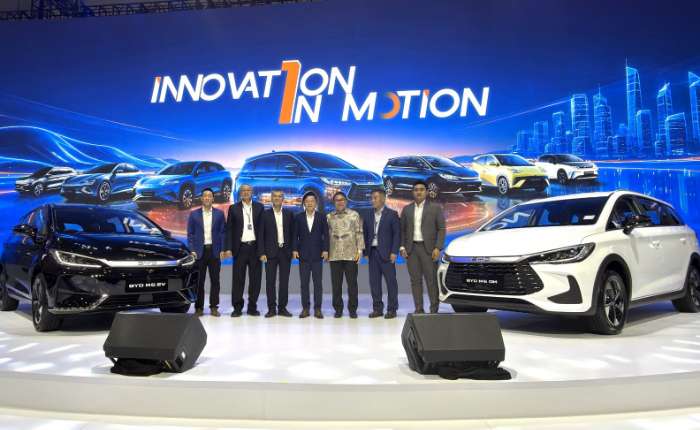 PT BYD Motor Indonesia 管理层在丹格朗BSD City举行的2026年GIIAS车展新闻发布会上展示了 BYD M6 EV 和 MYD M6 DM。（商报/MUHAMMAD MAAN摄）