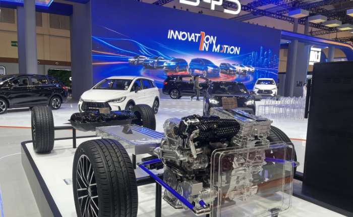 BYD在2026年GIIAS展会上展出BYD M6 双模汽车型车。