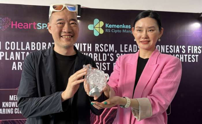 HeartSpan.ai创始人的Borderless Healthcare集团创始人兼董事长Wei Siang Yu博士（左）展示了植入手术中植入的最小的LVAD模型。
