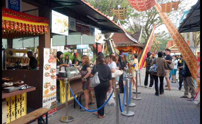 8 月 21 日（周五）在丹格朗 Summarecon Mall Serpong 购物中心举行的2026年塞尔蓬美食节，参观者挤满了巨港 Pempek Beringin 展位。 （商报/MUHAMMAD MAAN摄）