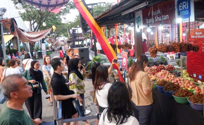 图示，参观者挤满了于8 月 21 日（周五）在丹格朗 Summarecon Mall Serpong 购物中心举行的2026年塞尔蓬美食节的食品展位。