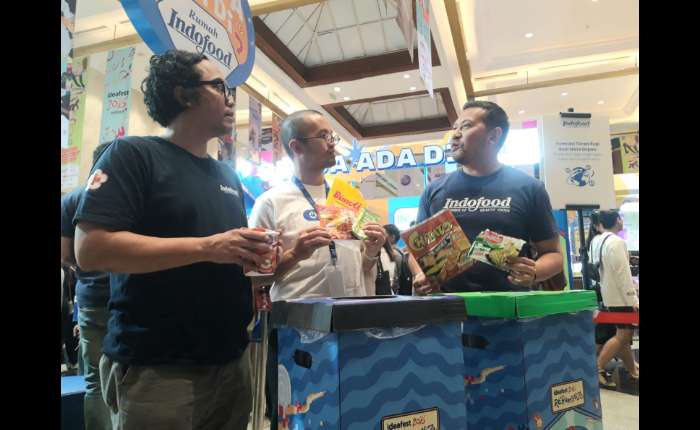图为 左至右 周五（4/9）Indofood企业社会经理Bimantoro Triadi， Rekosistem 首席执行官Joshua Valentino 与Indofood 企业传播主管Andrew Ferdinand Hallatu在雅加达举行Ideafest创意节上交谈的情景。   商报/Max Manuhutu攝