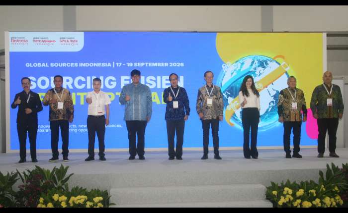 图示，印尼快递、邮政和物流服务公司协会(ASPERINDO) 总主席布迪延托（Budiyanto Darmastono）、全国信息通信技术企业家协会 (APTIKNAS) 总主席苏吉亚尔托（Soegiarto Santoso）、企业家协会 (TES) 创始人克乐梦（Klemens Rahardja）、Global Source展览公司副总经理 Wendy Lai 以及其他贵宾合影留念。