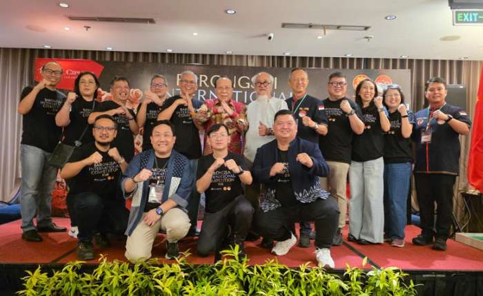 2.	雅加达Mal Ciputra 购物中心管理团队、Kong Ha Hong舞狮 和 PB FOBI 的代表人以及活动支持者们合影留念。