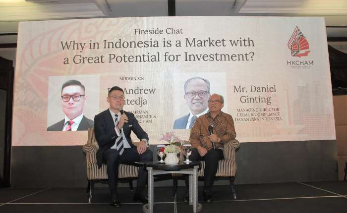 Danantara Indonesia 法务与合规董事总经理 Daniel Ginting（左）与印尼香港商会副主席Andrew Sutedja在讨论会上提供解释。