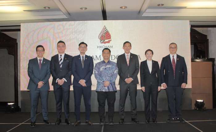 （左起）印尼香港商会副主席Timothy Chang、印尼香港商会副主席Andrew Sutedja、香港贸易发展局印度尼西亚总代表 Horasis Lung、印度尼西亚共和国经济统筹部企业与数字经济协调副部长 Dr. Ir. Ali Murtopo Simbolon, S.T., S.Si., M.M., M.T., IPU.、印尼香港商会主席 Suwito、随后香港驻雅加达经济贸易办事处处长 Libera Cheng Ching-mon以及印尼香港商会副主席Kim Ho合影留念。