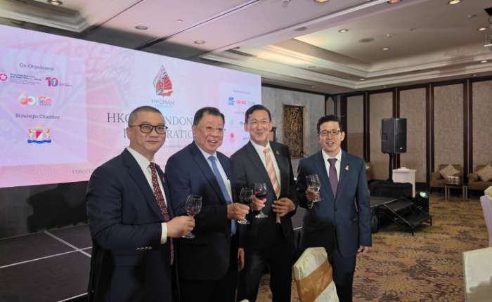 （左起）印尼香港商会副主席Kim Ho、印尼中华总商会总主席张锦雄、印尼香港商会主席 Suwito以及印尼香港商会副主席Timothy Chang合影。