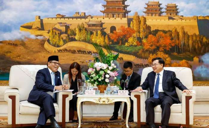 省人大常委会主任胡昌升在兰州会见印度尼西亚驻华大使周浩黎（左）。