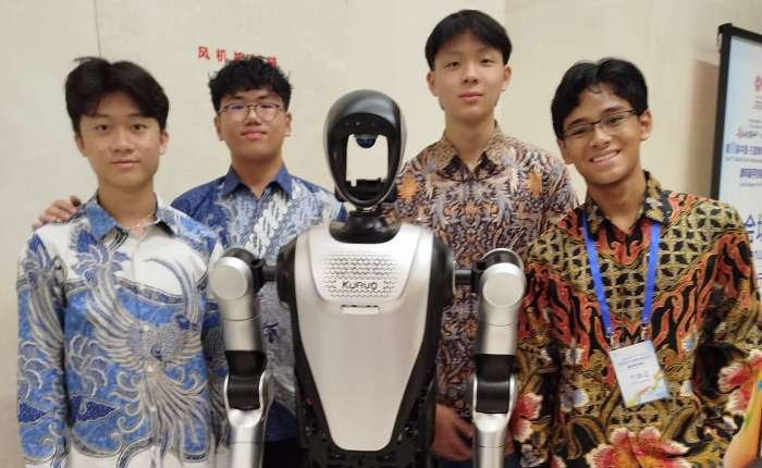 从左到右: Devin Tjua， Justin Kane， Warren Widjaja，Hagan Sudrajat Arrihan 一同合影。