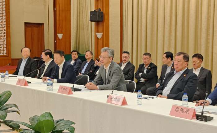 当地时间8月15日，中国驻印尼大使馆举办纪念中国人民抗日战争暨世界反法西斯战争胜利80周年座谈会，当地华社侨团、中国外派教师、中国留学生及中资企业代表等出席。　 中新社记者 李志全 摄    