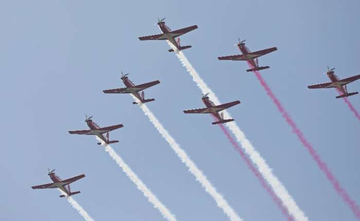 8月17日，印度尼西亚雅加达，印尼空军编队从市区飞过。当日，印度尼西亚多地举行独立80周年庆祝活动。1945年8月17日，印度尼西亚宣布独立。中新社记者李志全摄  