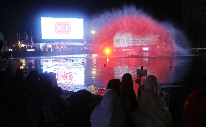 当地时间8月17日晚，雅加达举行夜间嘉年华庆祝印尼独立80周年。1945年8月17日，印度尼西亚宣布独立。图为雅加达市中心喷泉广场喷出“80”字样。中新社记者李志全摄  