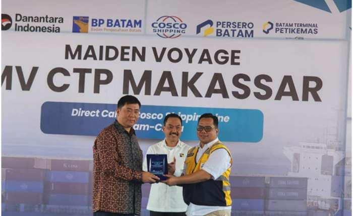PT. PERSERO BATAM与中远海运互换礼品