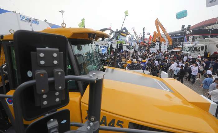 当地时间9月17日，观众在印尼国际矿业展上参观。当日，2025印度尼西亚国际矿业展在雅加达开幕。 中新社记者 李志全 摄