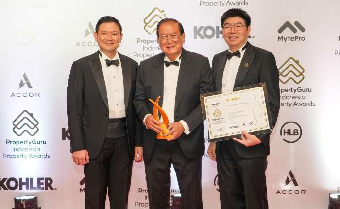 图2：Summarecon创始人梁世桢（中间）与两位儿子亦是Summarecon董事的梁宗源（左）与梁龙源（右）合影