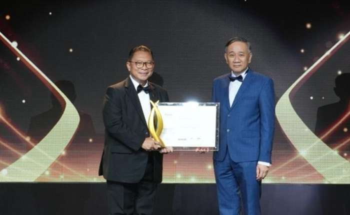 Summarecon公司总裁董事Adrianto P. Adhi从PropertyGuru印尼房产奖主席及PTI Architects总经理Doddy Tjahjadi手中，接受Property Guru授予Summarecon的"最佳开发商"奖项