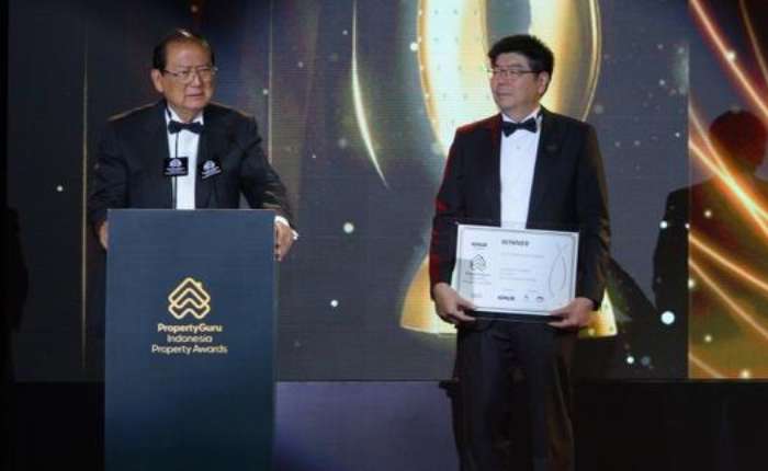 Summarecon创始人Soetjipto Nagaria在荣获Property Guru颁发的终身成就奖后，由Summarecon总经理梁龙源陪同发表感言