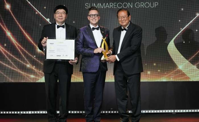 Summarecon创始人梁世桢由总经理梁龙源陪同，从PropertyGuru亚洲房产奖及活动总经理Jules Kay手中接受终身成就奖