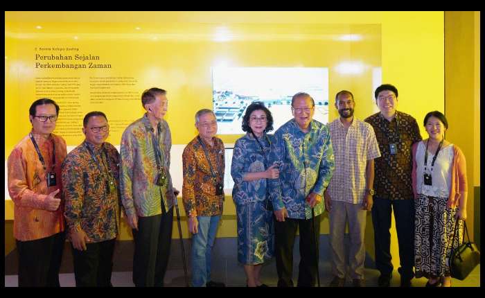 在"商业突破展区（椰风新城中心）合影