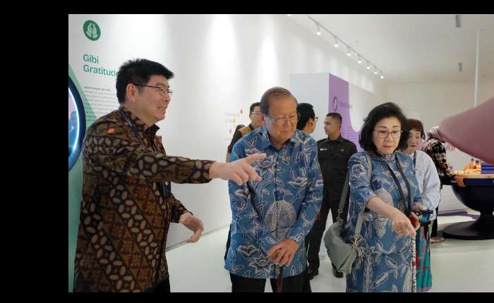 椰风新城综合地产总经理梁龙源、创始人兼监察委员会主席梁世桢、监察委员会委员李丽英在"关爱区"合影