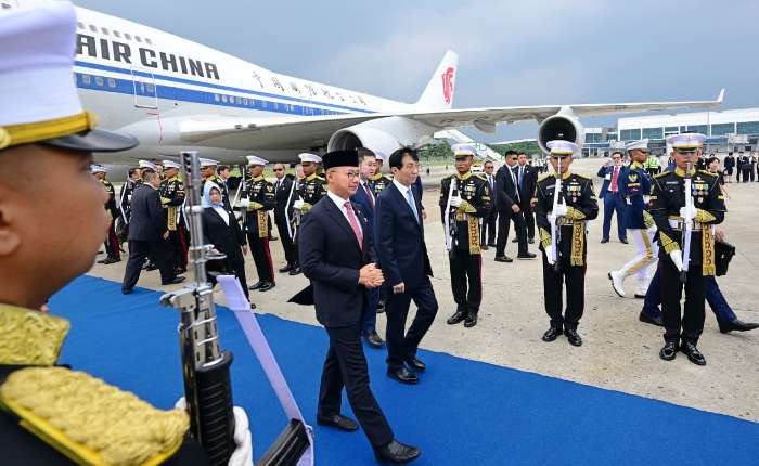 王沪宁抵达苏加诺-哈达国际机场.