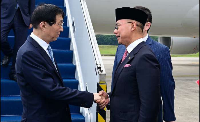 全国政协主席王沪宁 与人协副议长 Eddy Soeparno （右）