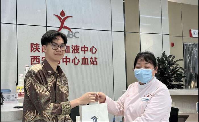 PPIT 西安主席向西安血液中心代表移交印尼投资促进中心纪念品