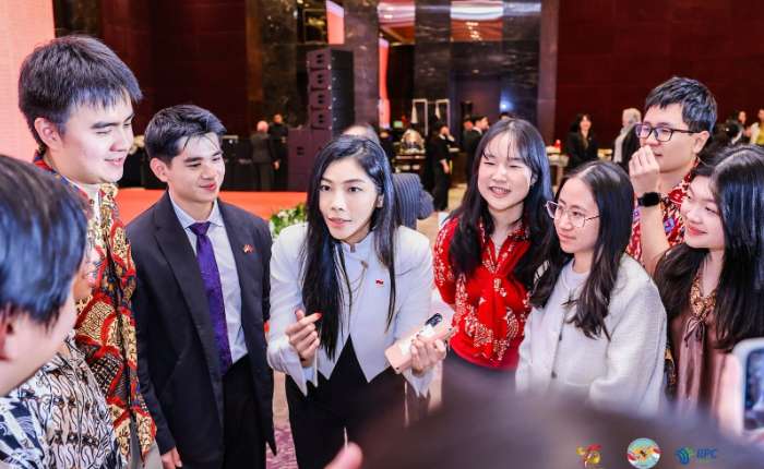 向学生们交谈。