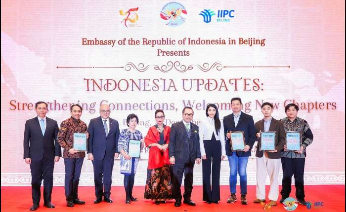 颁发了奖项后合影。