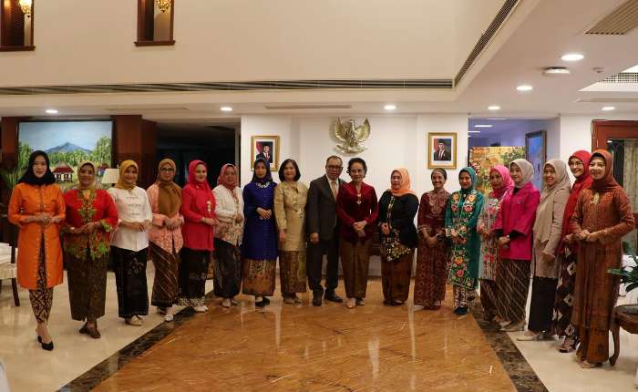 印尼驻华大使携手印尼妇女组合影