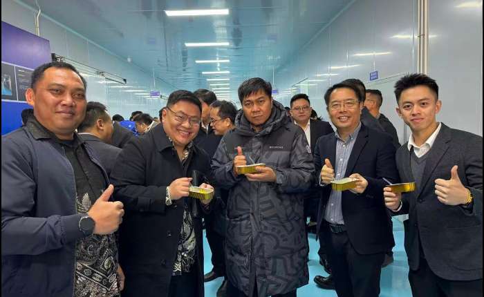 印尼驻华大使馆商务参赞Budi Hansyah，印尼榴莲种植园协会秘书长Aditya Pradewo及贵宾同品尝印尼冷冻榴莲。