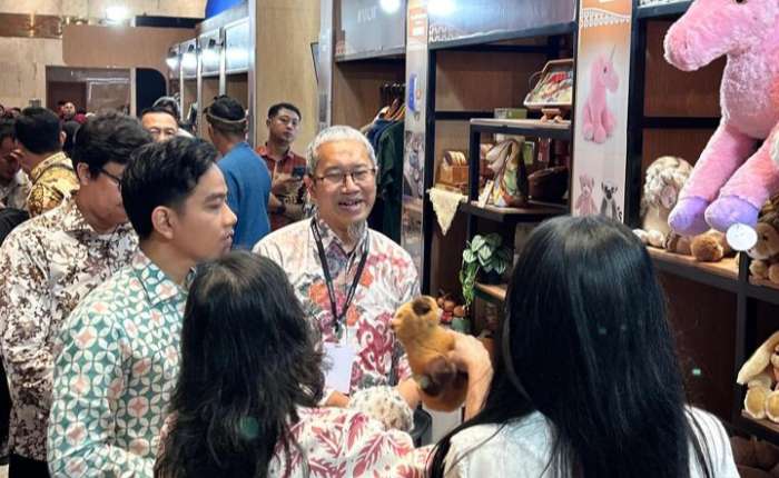 副总统吉布兰访问Astra展台