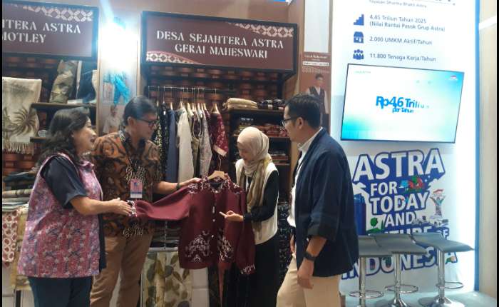 YDBA理事长Rahmat Samulo,秘书Ema Poedjiwati Prasetio,企业社会责任管理部门负责人Triyanto